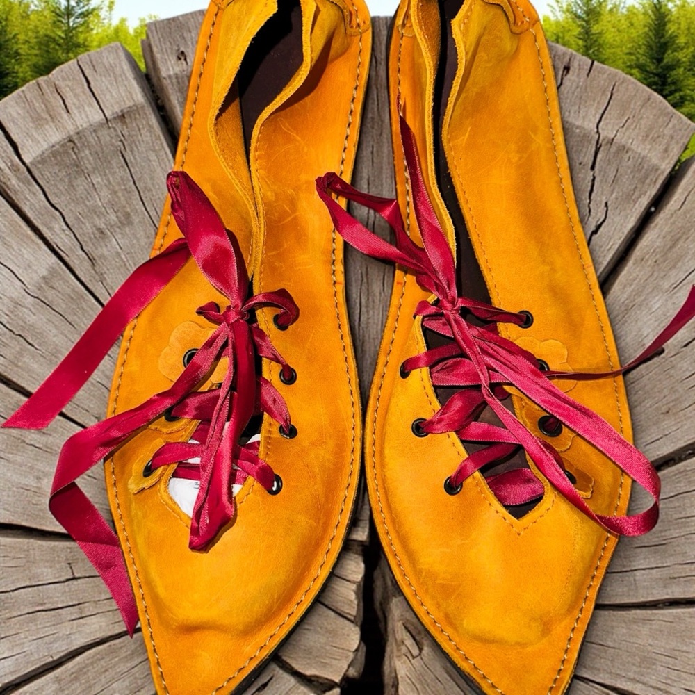 Vintage never been worn Fairy/elfen leather mango shoes with silk laces 8-9